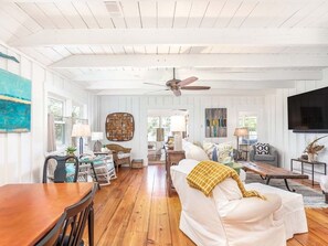 บ้านพัก, หลายเตียง, ห้องครัว, วิวสวน | บริเวณนั่งเล่น | ทีวี 40 นิ้ว พร้อมช่องเคเบิล