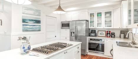 House, Multiple Beds, Kitchen, Garden View | Private kitchen | Fridge, microwave, oven, stovetop