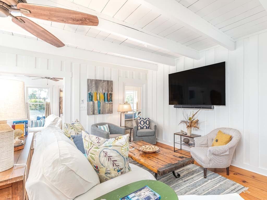 Hus, flere senger, kjøkken, hageutsikt | Oppholdsområde | En 40-tommers TV med kabel-kanaler