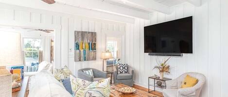 Hus, flere senger, kjøkken, hageutsikt | Oppholdsområde | En 40-tommers TV med kabel-kanaler