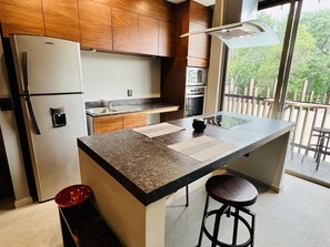 Een koelkast, een magnetron, een oven, een kookplaat