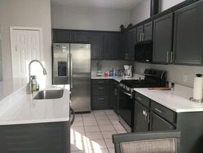 Frigorifero, microonde, forno, piano cottura