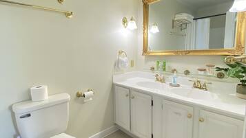 Ensemble douche/baignoire, serviettes fournies, savon, papier toilette