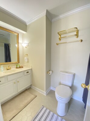 Combined shower/tub, towels, soap, toilet paper