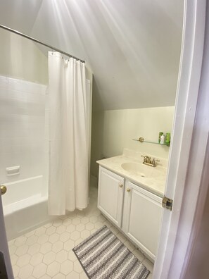 Combined shower/tub, towels, soap, toilet paper - Historic Yorktown Waterfront Home (Yorktown)