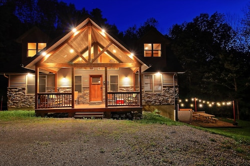 Hidden Gem💎Large Ellicottville Chalet🍁Woods⛷ Hot Tub 🕹️ Arcade Fun 🔥Fire Pit