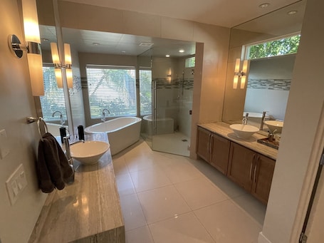 Combined shower/bathtub, hair dryer, towels, soap. Luxurious modern 3-bedroom plus den home w/ pool & hot tub