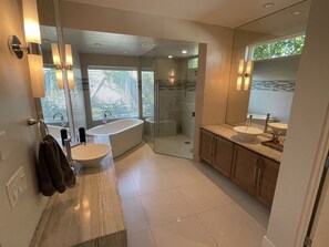 Ensemble douche/baignoire, sèche-cheveux, serviettes fournies, savon