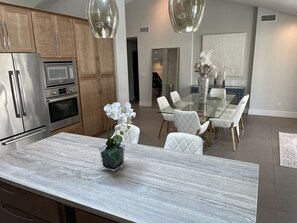 Refrigerador, microondas, horno, placa de cocina