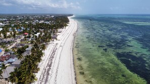 Beach nearby, sun-loungers, beach towels
