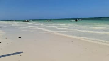 Una spiaggia nelle vicinanze, lettini da mare, teli da spiaggia