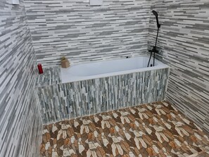 Dusche, Haartrockner, Handtücher, Toilettenpapier