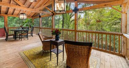 HOT TUB:: KING COMFY BEDS :: Convenient location to Downtown, Campus, West Knox