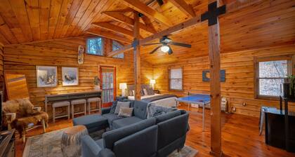 HOT TUB:: KING COMFY BEDS :: Convenient location to Downtown, Campus, West Knox