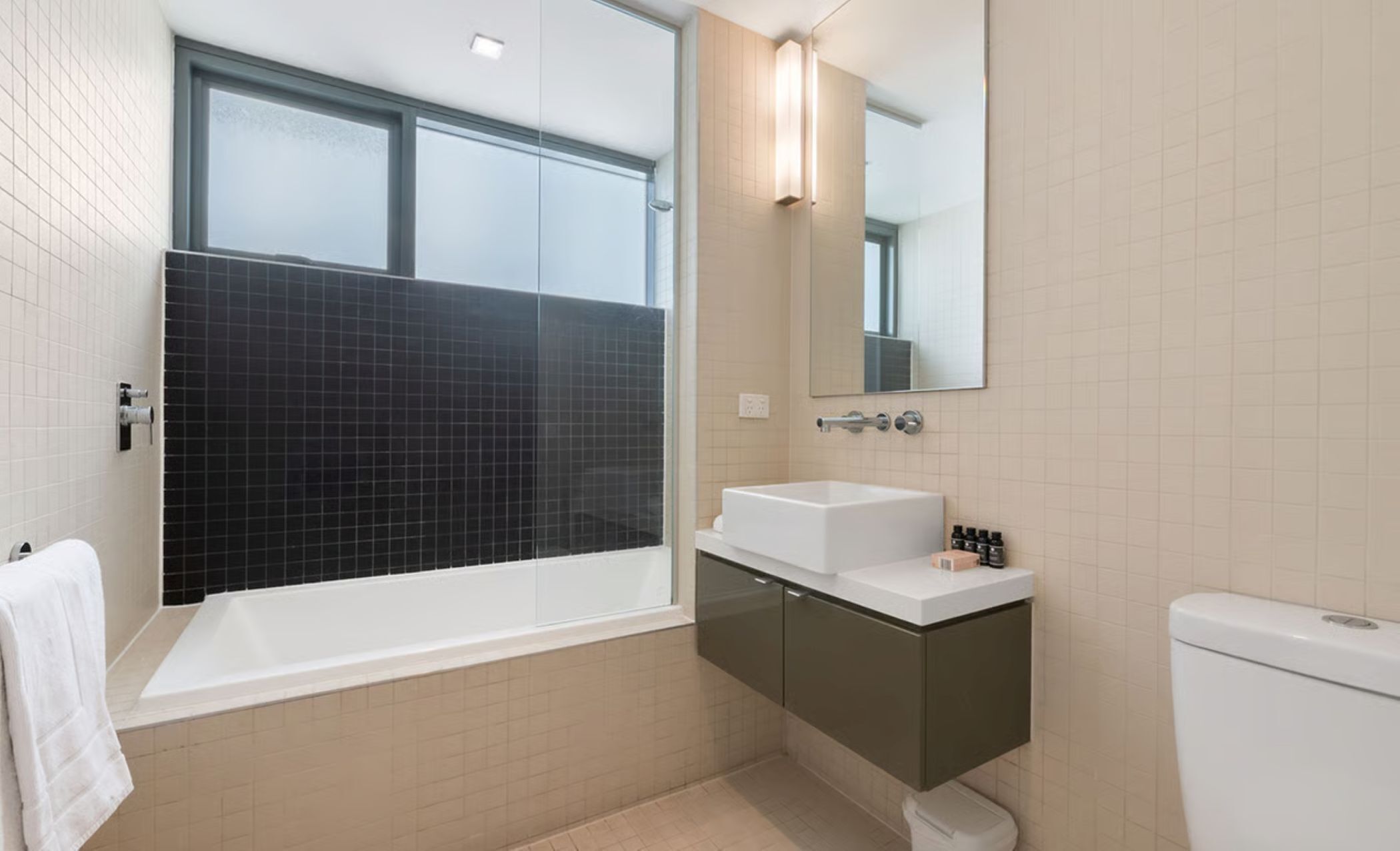 Ein modernes Badezimmer mit einer Badewanne, einem Waschbecken und einer Toilette.