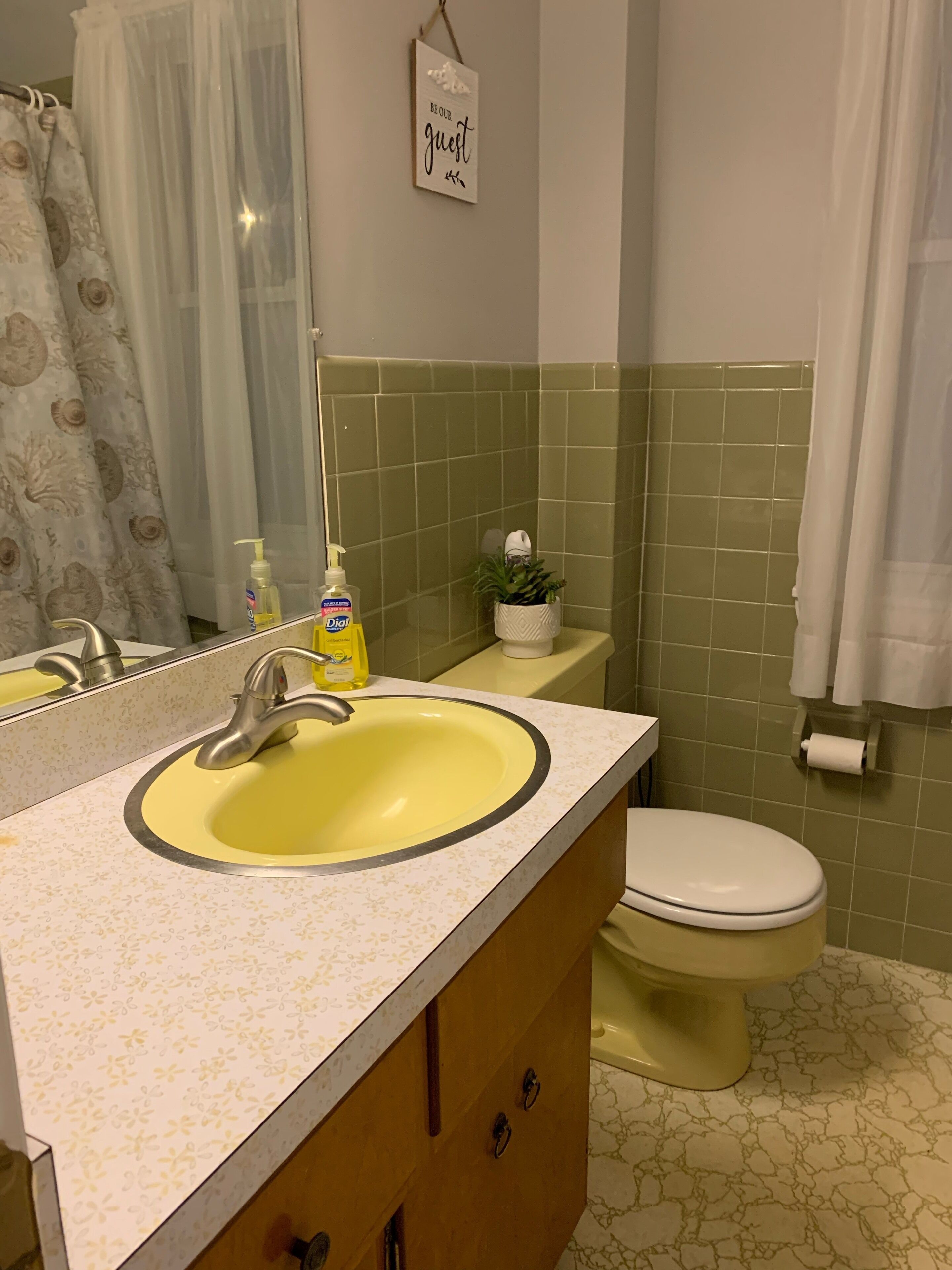 Kylpyamme, pyyhkeet, vessapaperi