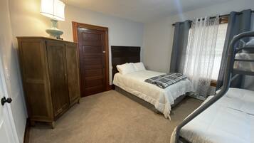 3 bedrooms, iron/ironing board, WiFi, bed sheets