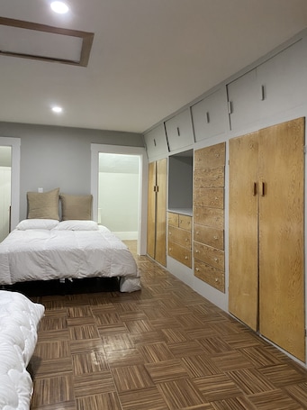 3 室のベッドルーム、アイロン / アイロン台、WiFi、ベッドシーツ. Lovely; Cozy Place to Stay!