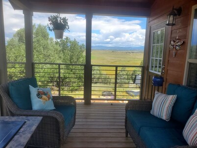 Where the Buffalo Roam.   Private mountain views w/hot tub
