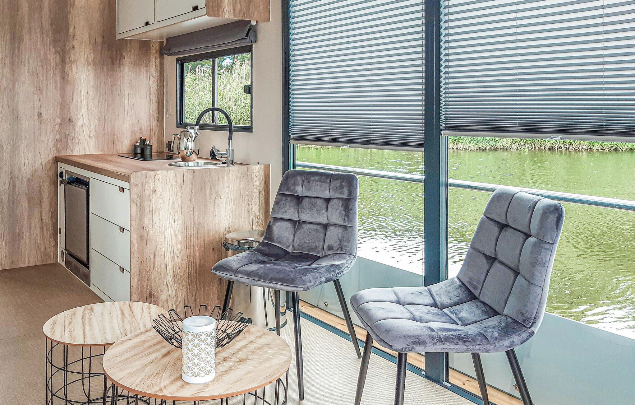 Een koelkast, een kookplaat