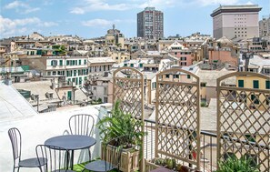A rooftop terrace with a view of a densely packed urban area, featuring a mix of residential and commercial buildings. - Beautiful apartment in Genova with WiFi (Genova)