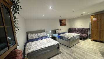 Annexe-Big Family Room | Materassi in memory foam, con arredamento individuale, una scrivania