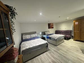 Annexe-Big Family Room | Memory foam-madrasser, unika möbler, skrivbord och arbetsyta för laptop