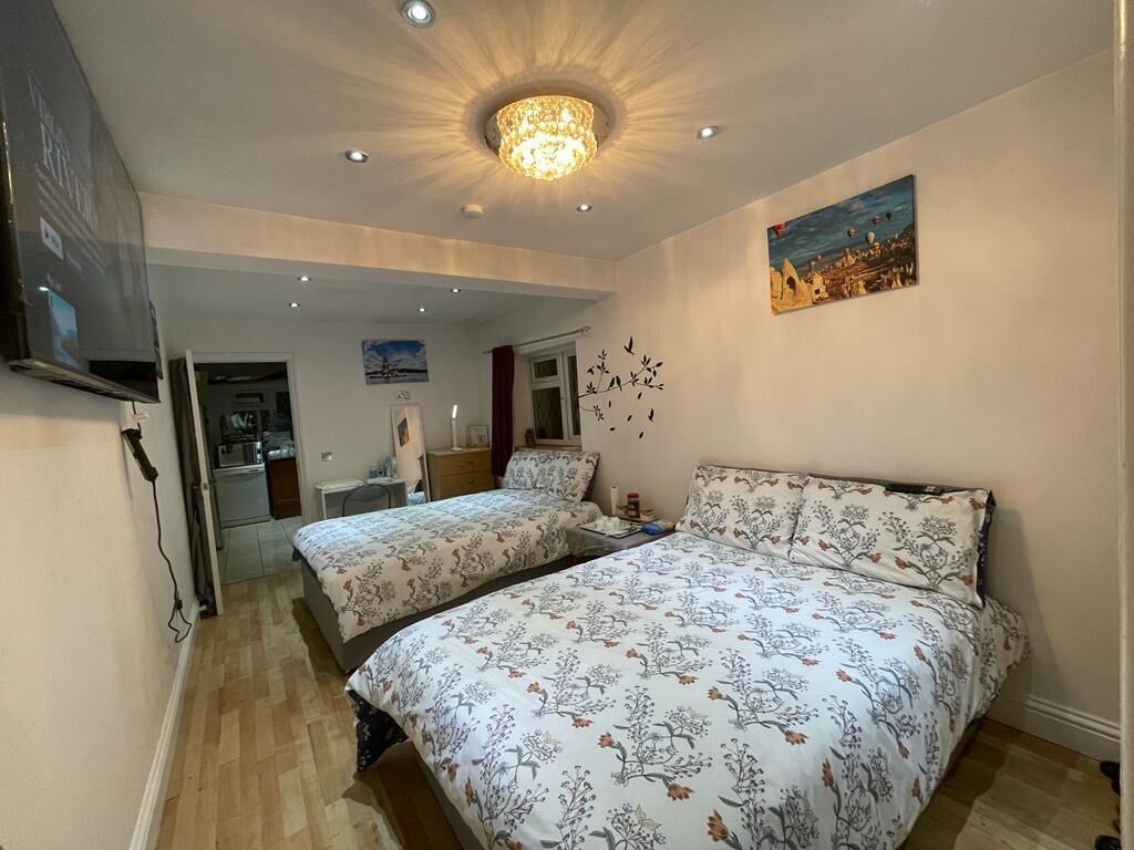 Deluxe Family Room with External Private Bathroom