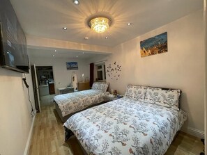 Familienzimmer | Betten mit Memory-Foam-Matratzen, individuell eingerichtet, Schreibtisch