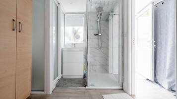 Annexe-Big Family Room | Bagno | Combinazione doccia/vasca, pantofole, bidet, asciugamani