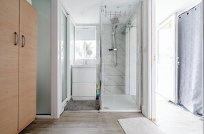 Annexe-Big Family Room | Badrum | Badkar/dusch, tofflor, bidé och handdukar