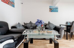 65-inch Smart TV with digital channels, Netflix, streaming services - Heathrow Garden Lodge [Free Parking • Netflix • Prime • Coffee • WiFi] (Hayes)