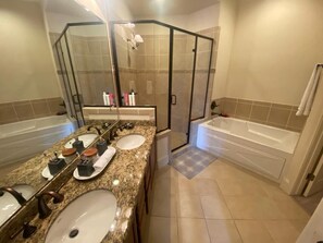Douche, serviettes fournies, savon, shampooing