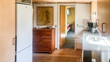 Coffee/tea maker, fridge, stovetop, dishwasher