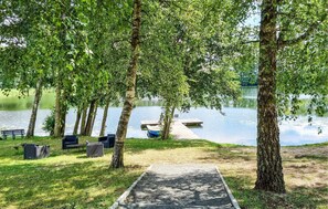 Un parc au bord du lac, doté d’une jetée en bois, de bancs et d’un espace pique-nique.