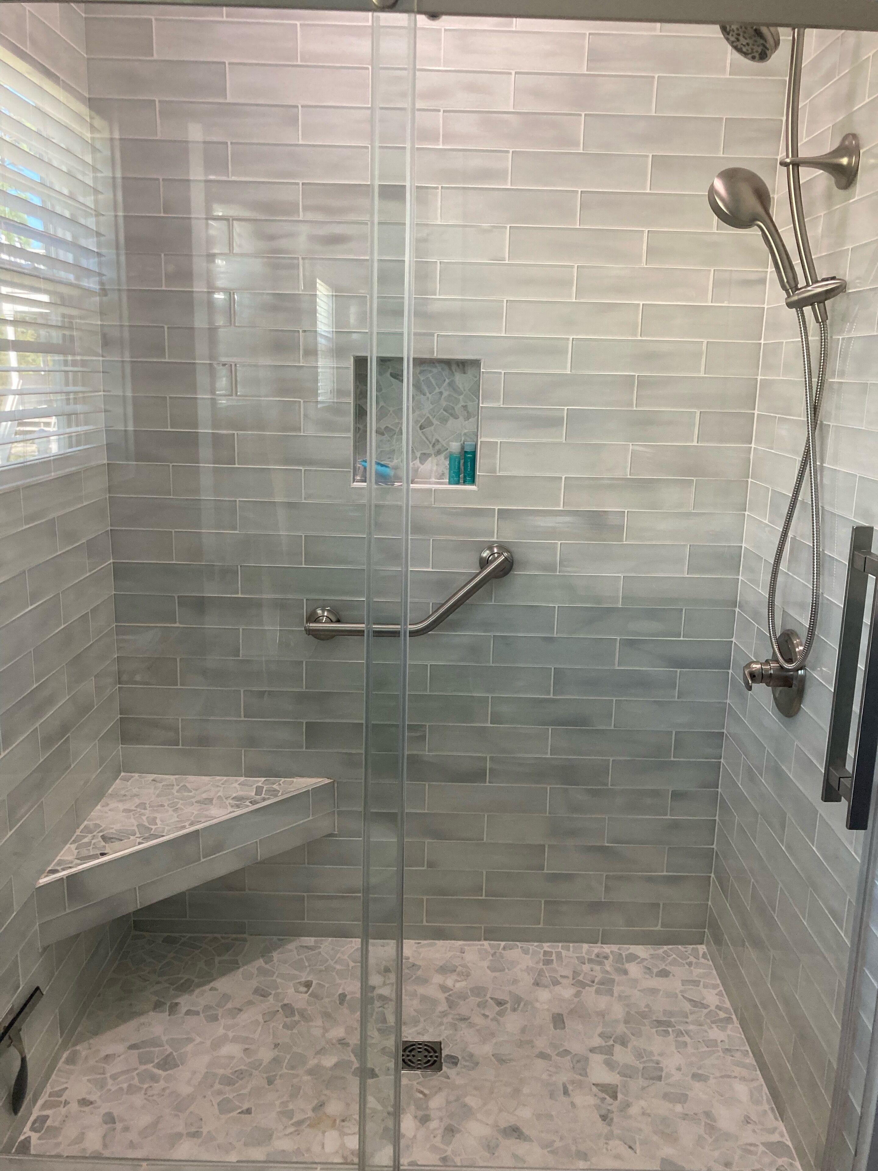 Douche, sèche-cheveux, serviettes fournies, savon
