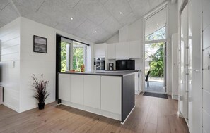 Refrigerador, parrilla de estufa, lavavajillas y cafetera y tetera 