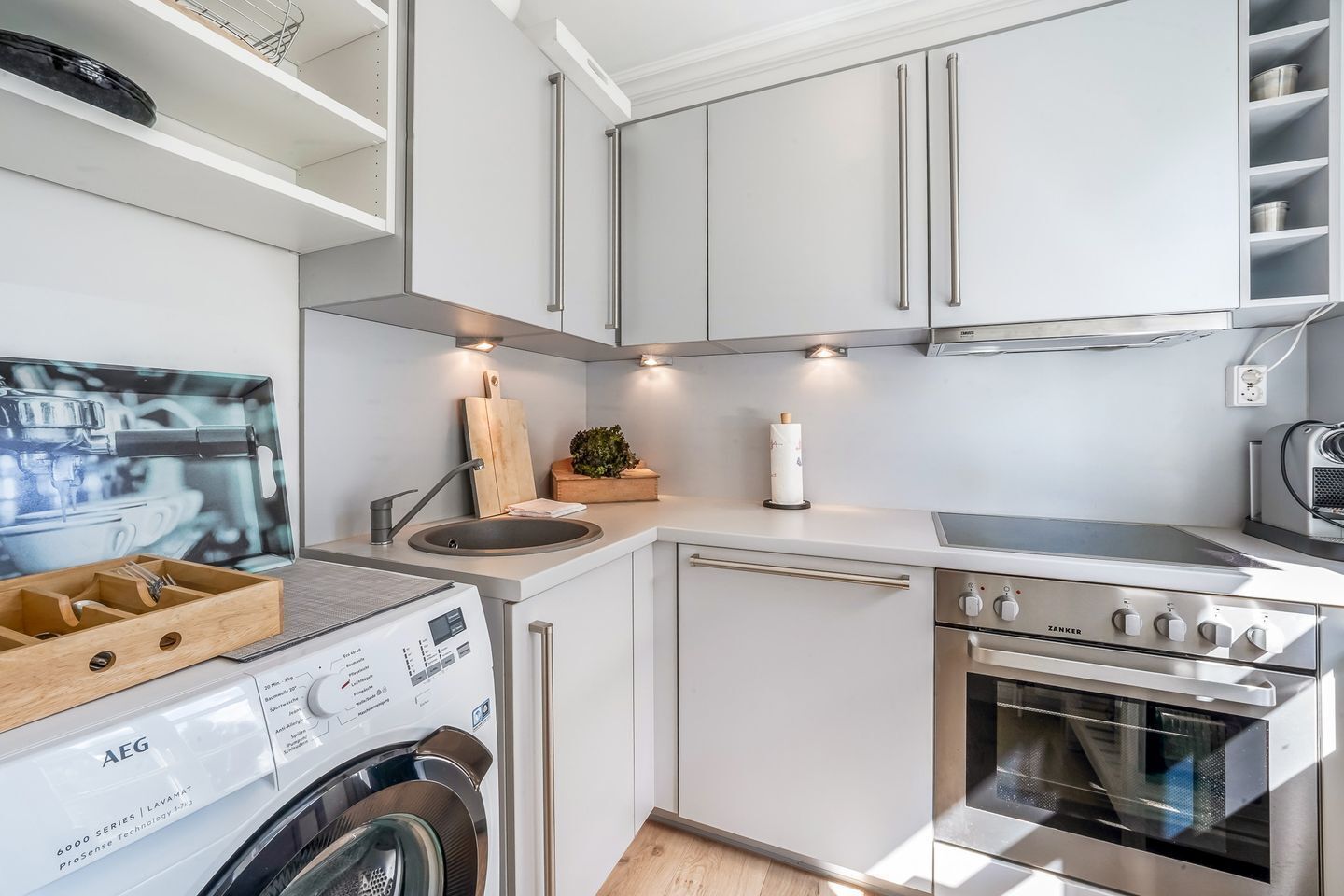 Kjøleskap, ovn, kokeplater og oppvaskmaskin