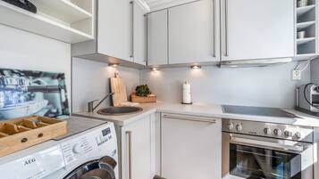 Kjøleskap, ovn, kokeplater og oppvaskmaskin