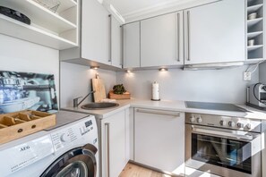 Fridge, oven, stovetop, dishwasher