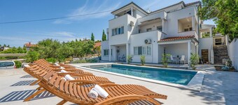Beautiful apartment in Murter with swimming pool