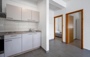 Fridge, oven, stovetop, coffee/tea maker