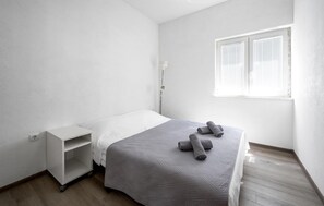 2 bedrooms, travel crib, free WiFi, bed sheets