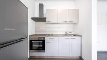 Een koelkast, een oven, een kookplaat, een koffiezetapparaat/waterkoker