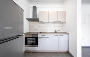 Refrigerador, horno, parrilla de estufa y cafetera y tetera 