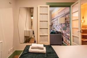 2 bedrooms, desk, iron/ironing board, WiFi