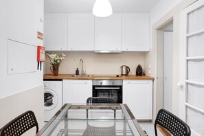 Køleskab, mikrobølgeovn, ovn, kogeplade