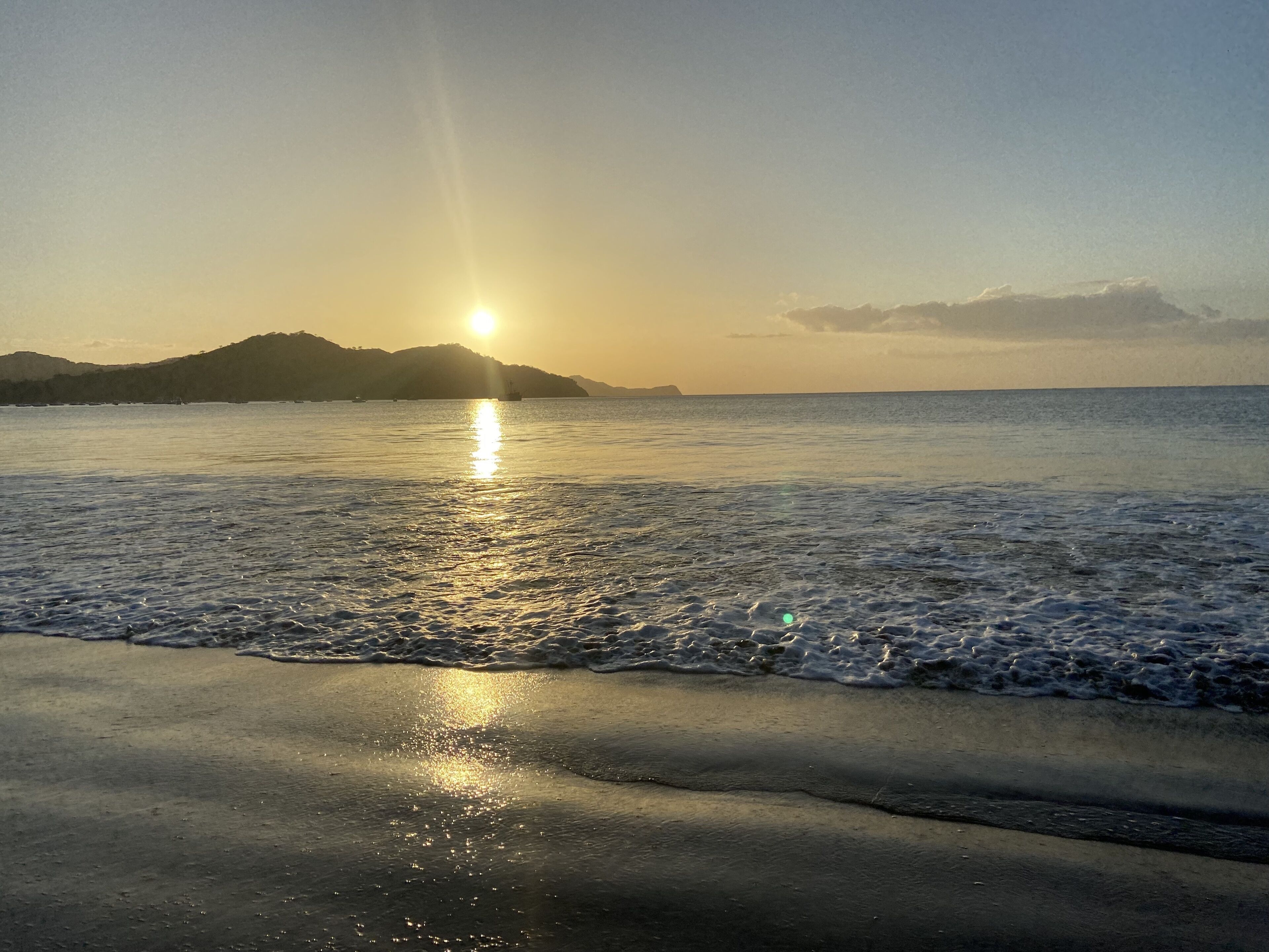 Nær stranden, solsenger og strandhåndklær