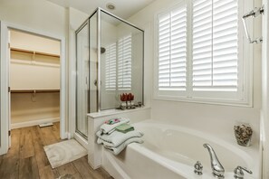 Combined shower/bathtub, hair dryer, towels - Private and Stylish Home in desirable gated community in Summerlin West (Hüttenberg)