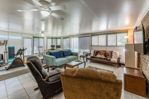 Smart-TV, Kamin, Bücher, Computerbildschirme